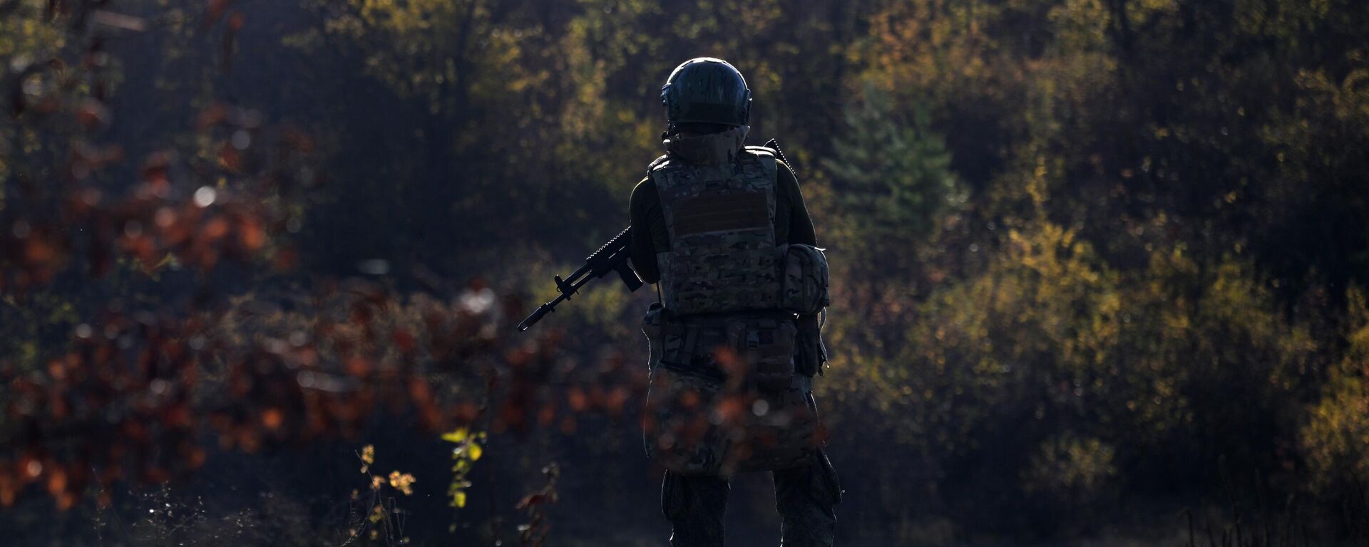 A Russian serviceman of the 25th Combined Arms Army of the Battlegroup West is seen at a position in the Krasny Liman sector of the frontline amid Russia's military operation in Ukraine. - Sputnik International, 1920, 29.10.2024