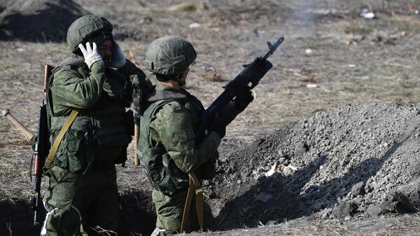 The first footage of Russian troops moving through the town of Selidovo in the Donetsk People's Republic. - Sputnik International