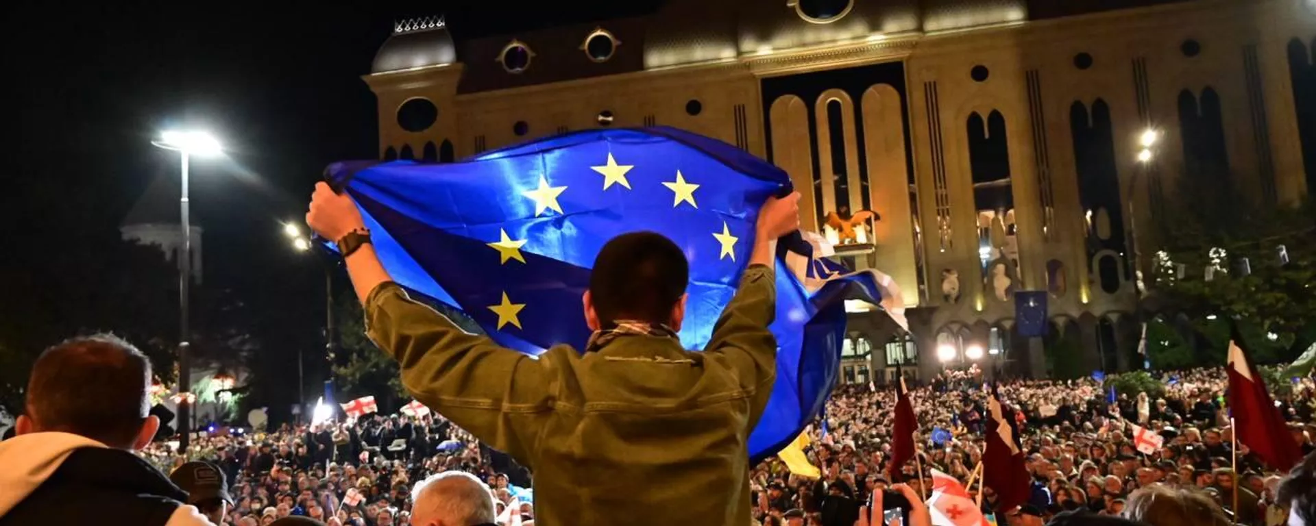 Protesters gather before the parliament building in Tbilisi, Georgia after parliamentary elections held over the weekend, which the opposition has contested. Monday, October 28, 2024. - Sputnik International, 1920, 29.10.2024