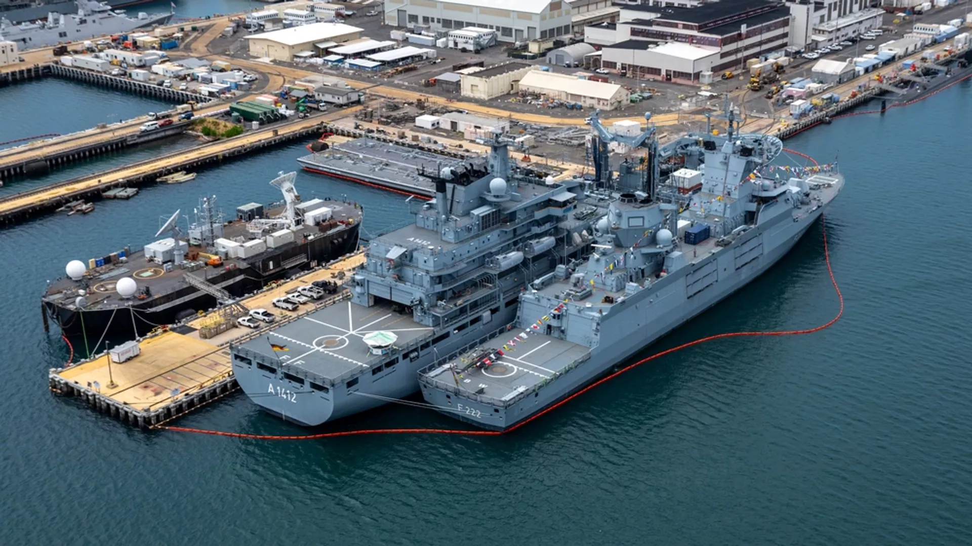 An aerial view of German Navy frigate FGS Baden-Wurttemberg (F 222), right, and German Navy Berlin-class replenishment ship FGS Frankfurt Am Main (A 1412), moored at Joint Base Pearl Harbor-Hickam, Hawaii, during Exercise Rim of the Pacific (RIMPAC), July 2024. - Sputnik International, 1920, 30.10.2024