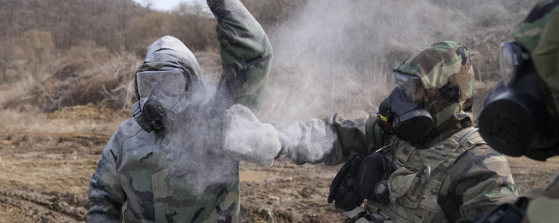 U.S. soldiers try to remove the mock chemical pollutants during a joint military drill between South Korea and the United States in Paju, South Korea, Thursday, March 16, 2023. U.S. soldiers try to remove the mock chemical pollutants during a joint military drill between South Korea and the United States in Paju, South Korea, Thursday, March 16, 2023. - Sputnik International, 1920, 01.11.2024