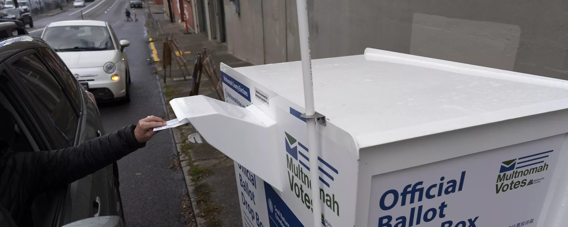 A person drops off their 2024 election ballot at a newly installed drop box outside the Multnomah County Elections Division office on Monday, Oct. 28, 2024, in Portland, Ore.  - Sputnik International, 1920, 04.11.2024