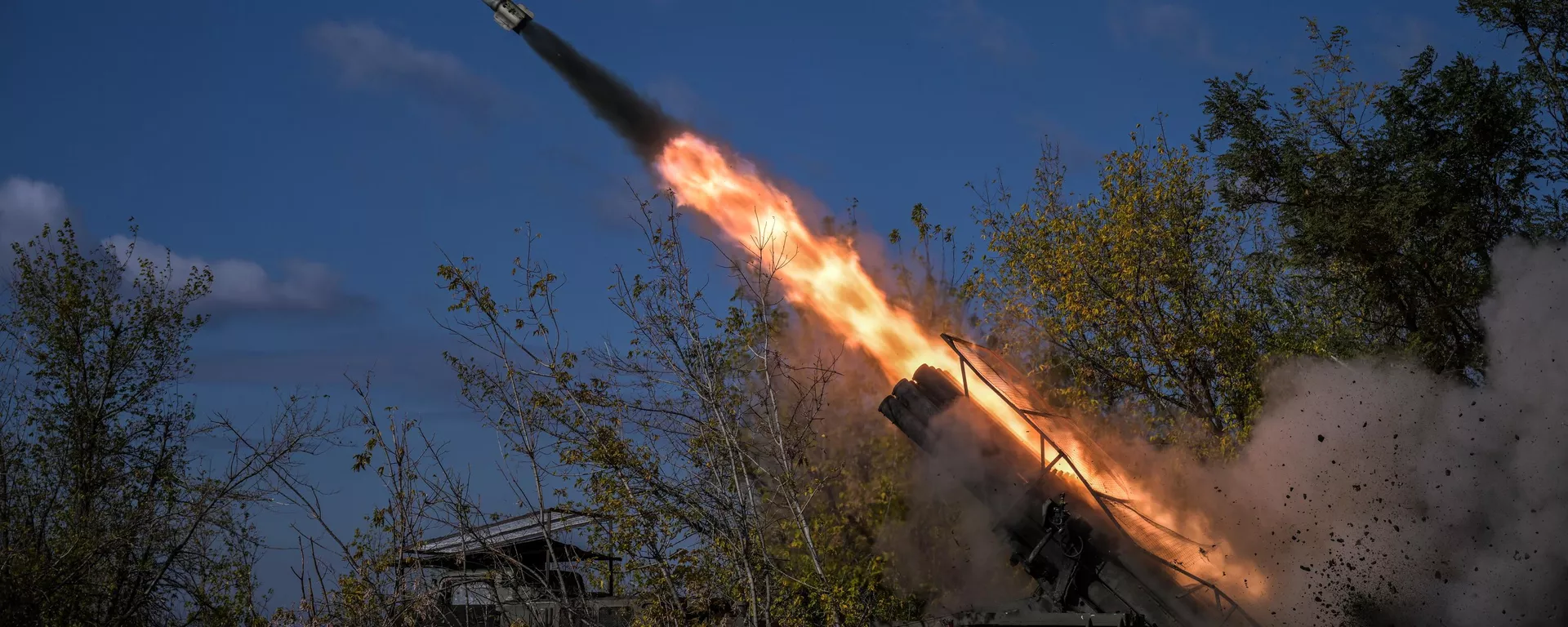 Russian servicemen fire a BM-27 9K57 Uragan (Hurricane) multiple rocket launcher towards Ukrainian positions  - Sputnik International, 1920, 27.12.2024