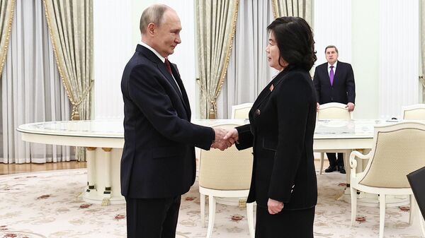 Russian President Vladimir Putin and North Korean Foreign Minister Choe Son-hui shake hands before a meeting at the Kremlin - Sputnik International