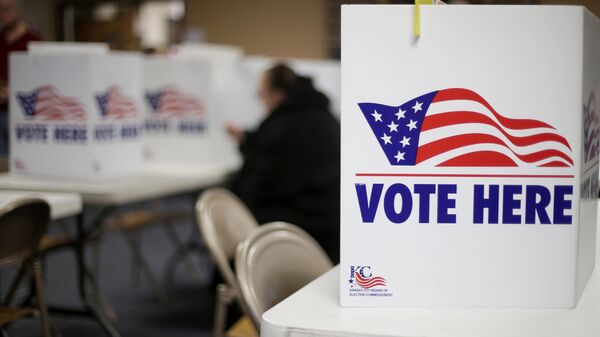 A woman votes in the presidential primary election at the the Summit View Church of the Nazarene in Kansas City, Mo., on March 10, 2020 - Sputnik International