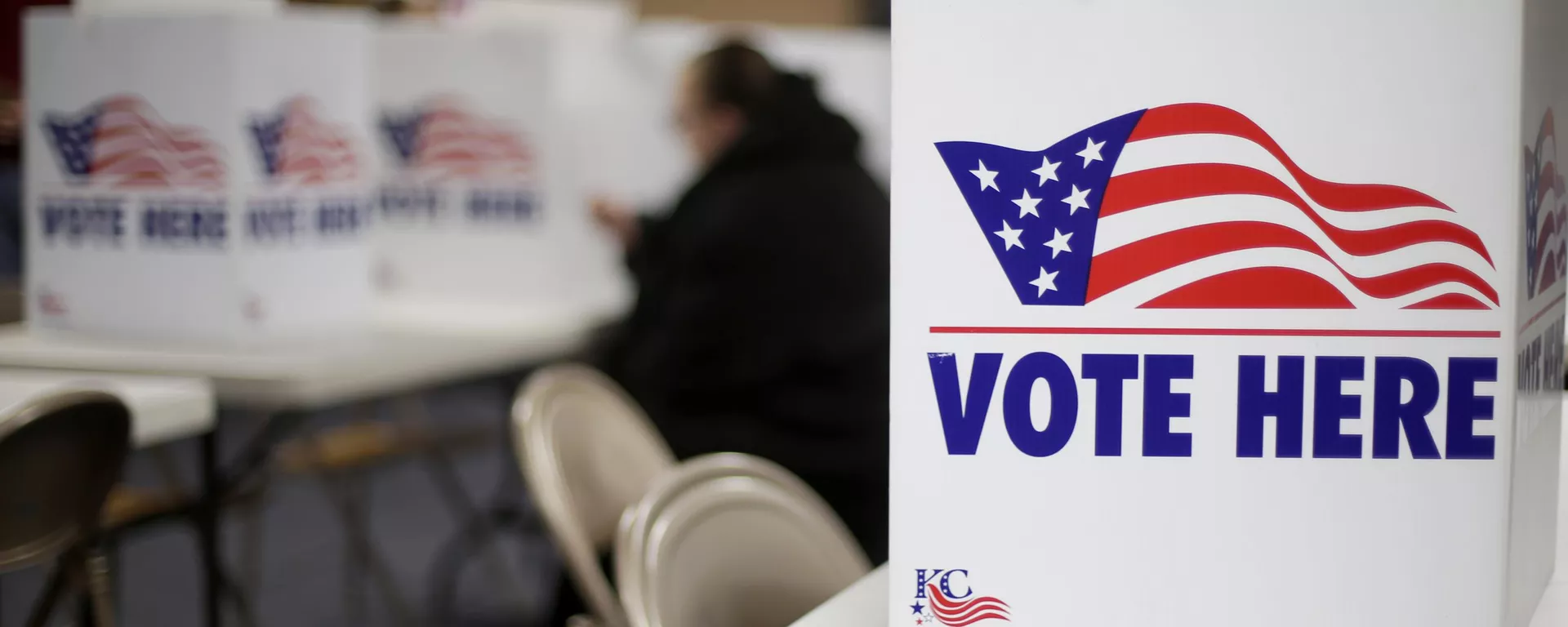 A woman votes in the presidential primary election at the the Summit View Church of the Nazarene in Kansas City, Mo., on March 10, 2020 - Sputnik International, 1920, 05.11.2024