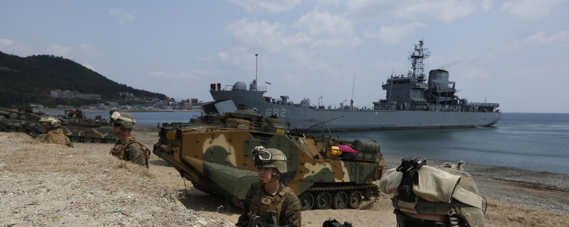 US Marines aim on target during the U.S.-South Korea joint military exercises called Ssangyong 2013 as part of their two-month-long Foal Eagle military exercises in Pohang, south of Seoul, South Korea, Friday, April 26, 2013.  - Sputnik International, 1920, 14.03.2025
