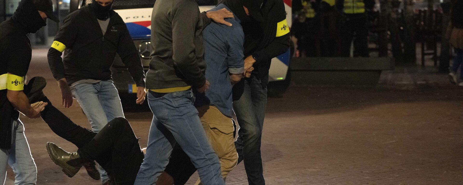 Police carry a demonstrator during a pro-Palestinian demonstration following a pro-Israeli commemoration  in Amsterdam, Netherlands. - Sputnik International, 1920, 08.11.2024