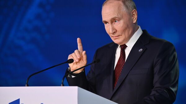 Russian President Vladimir Putin delivers a speech during the plenary session of the 21st annual meeting of the Valdai International Discussion Club, in Sochi, Krasnodar region, Russia. - Sputnik International