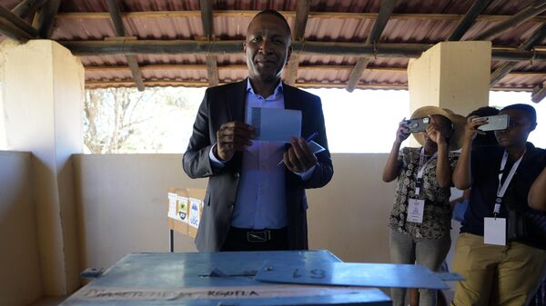 Duma Boko holds his ballot paper before inserting it into the box during the elections in Gaborone, Botswana - Sputnik International