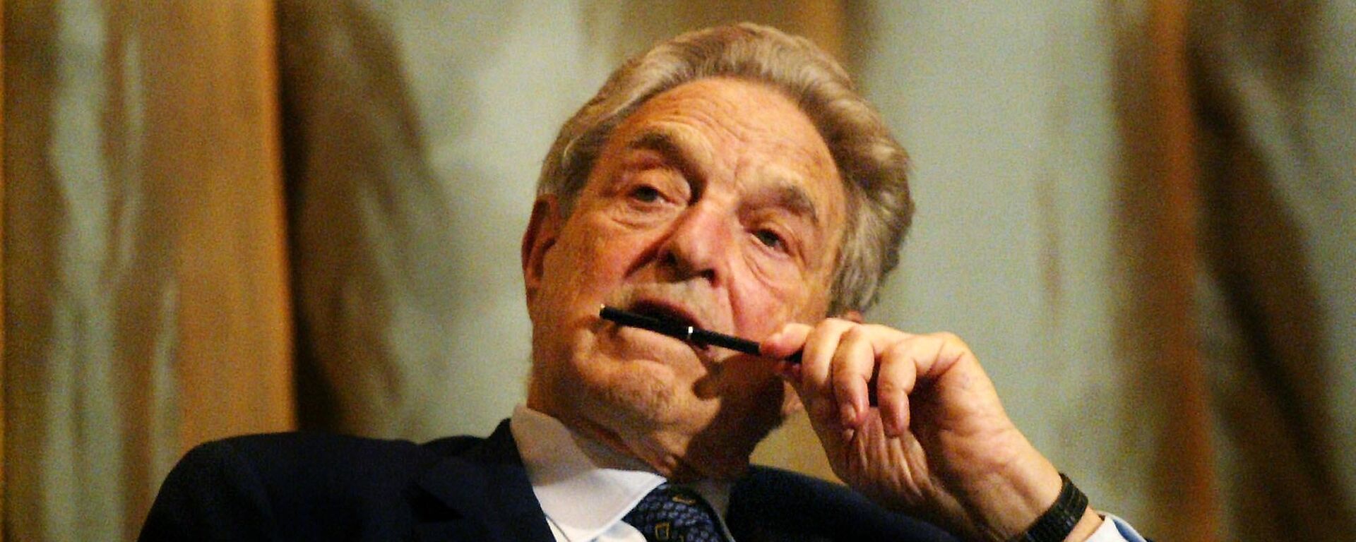 ** FILE ** Billionaire philanthropist George Soros pauses during a question and answer session in Singapore in this Jan. 11, 2006, file photo. - Sputnik International, 1920, 09.11.2024