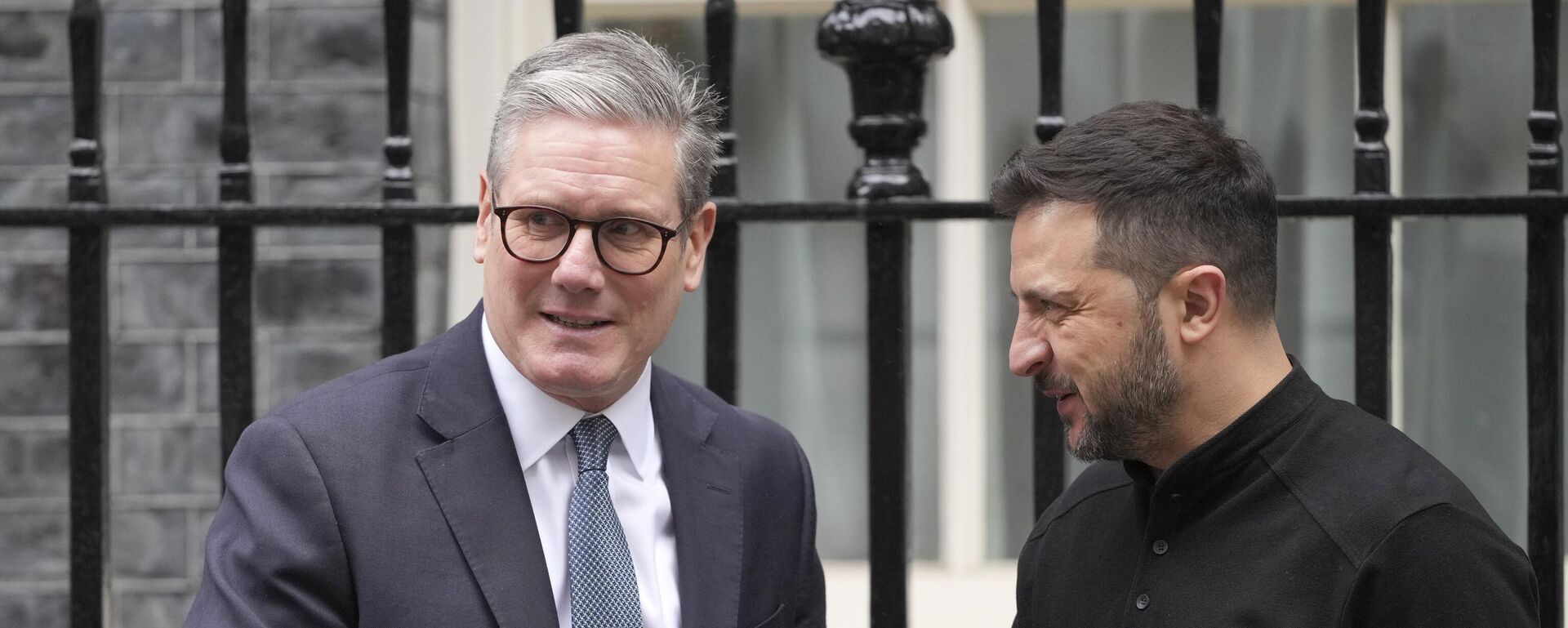 Britain's Prime Minister Keir Starmer welcomes Ukrainian President Volodymyr Zelensky to 10 Downing Street in London, Thursday, Oct. 10, 2024. - Sputnik International, 1920, 09.02.2026