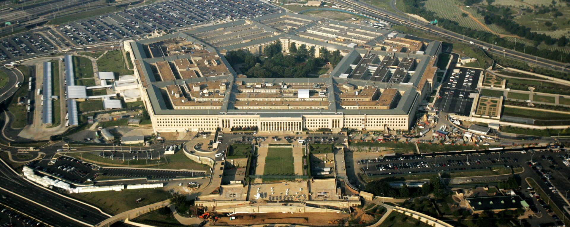 An aerial view of the Pentagon as seen from an airplane, Thursday, Sept. 1, 2005, over Arlington, Va.  - Sputnik International, 1920, 26.10.2025