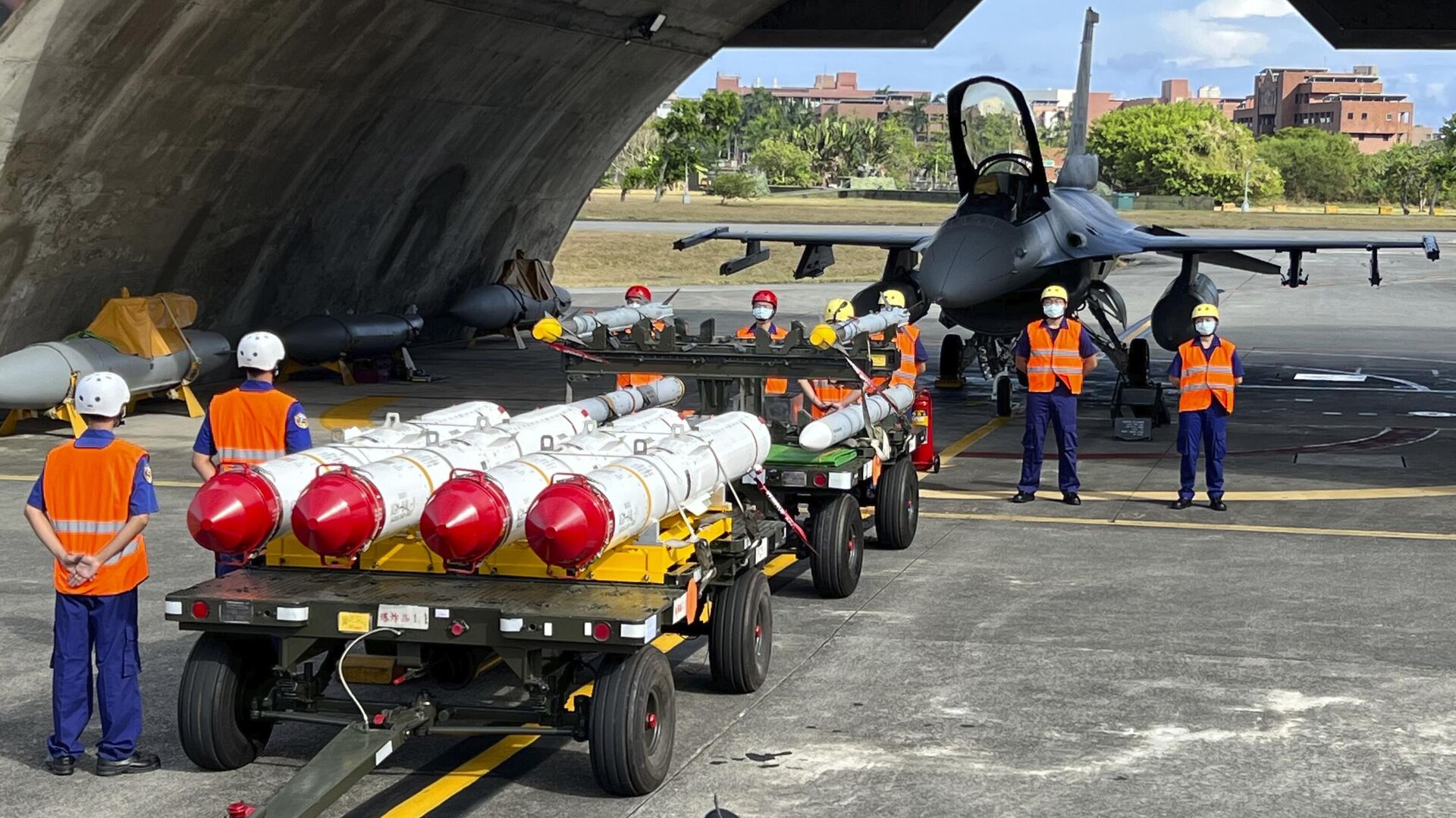 Military personnel stand next to US Harpoon A-84, anti-ship missiles and AIM-120 and AIM-9 air-to-air missiles prepared for a weapon loading drills in front of a U.S. F-16V fighter jet at the Hualien Airbase in Taiwan's southeastern Hualien county, Wednesday, Aug. 17, 2022.  - Sputnik International, 1920, 13.05.2026