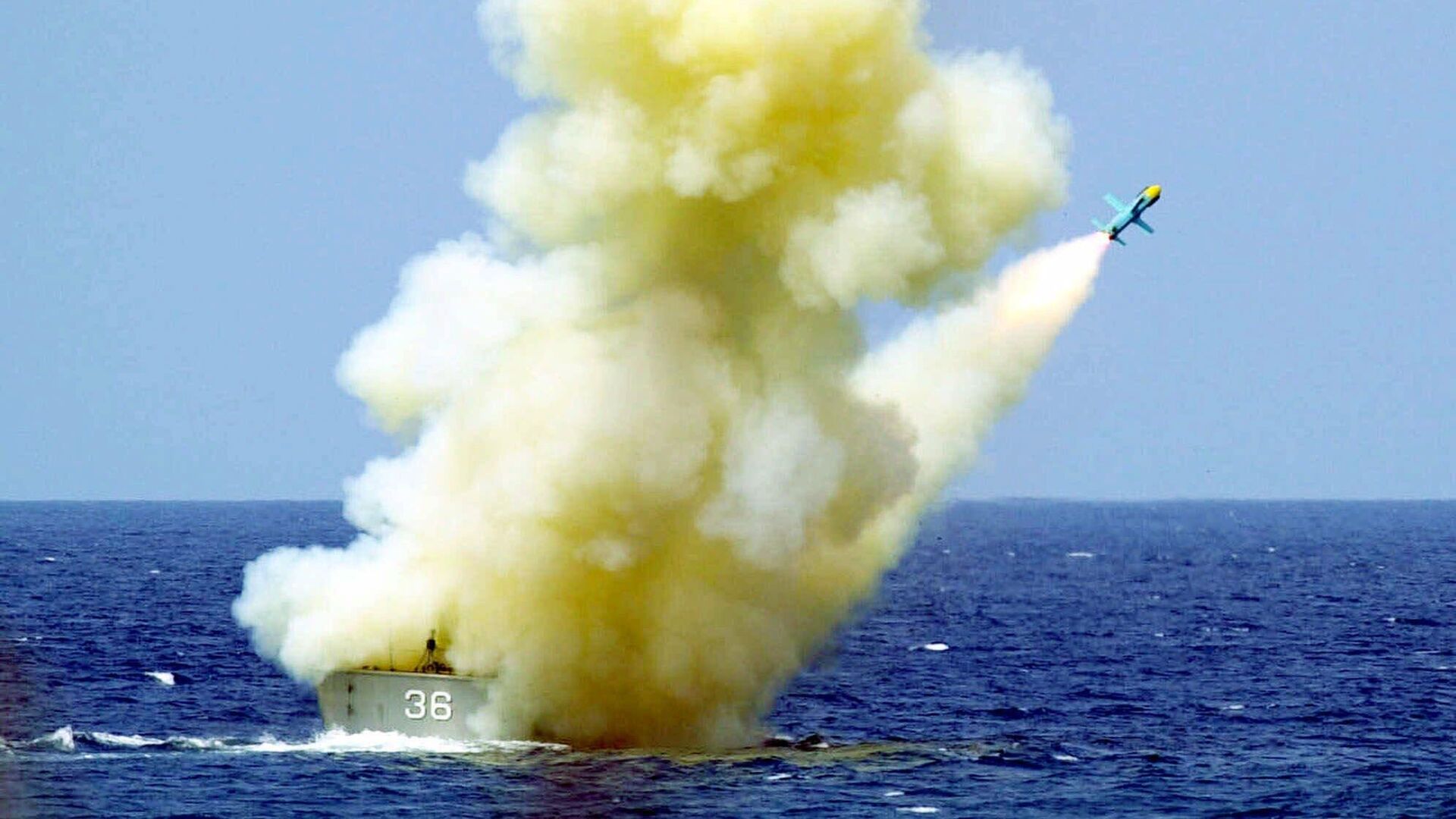 A Taiwan Navy FAB (Fast Attack Boat) launches a Brave Wind anti-ship missile off the southern coast of Taiwan during a military exercise, Friday, April 20, 2001, in Pingtung County. - Sputnik International, 1920, 11.11.2024