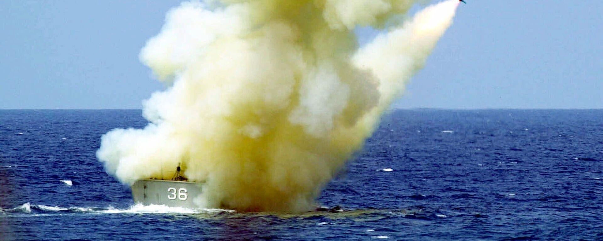 A Taiwan Navy FAB (Fast Attack Boat) launches a Brave Wind anti-ship missile off the southern coast of Taiwan during a military exercise, Friday, April 20, 2001, in Pingtung County. - Sputnik International, 1920, 27.11.2024