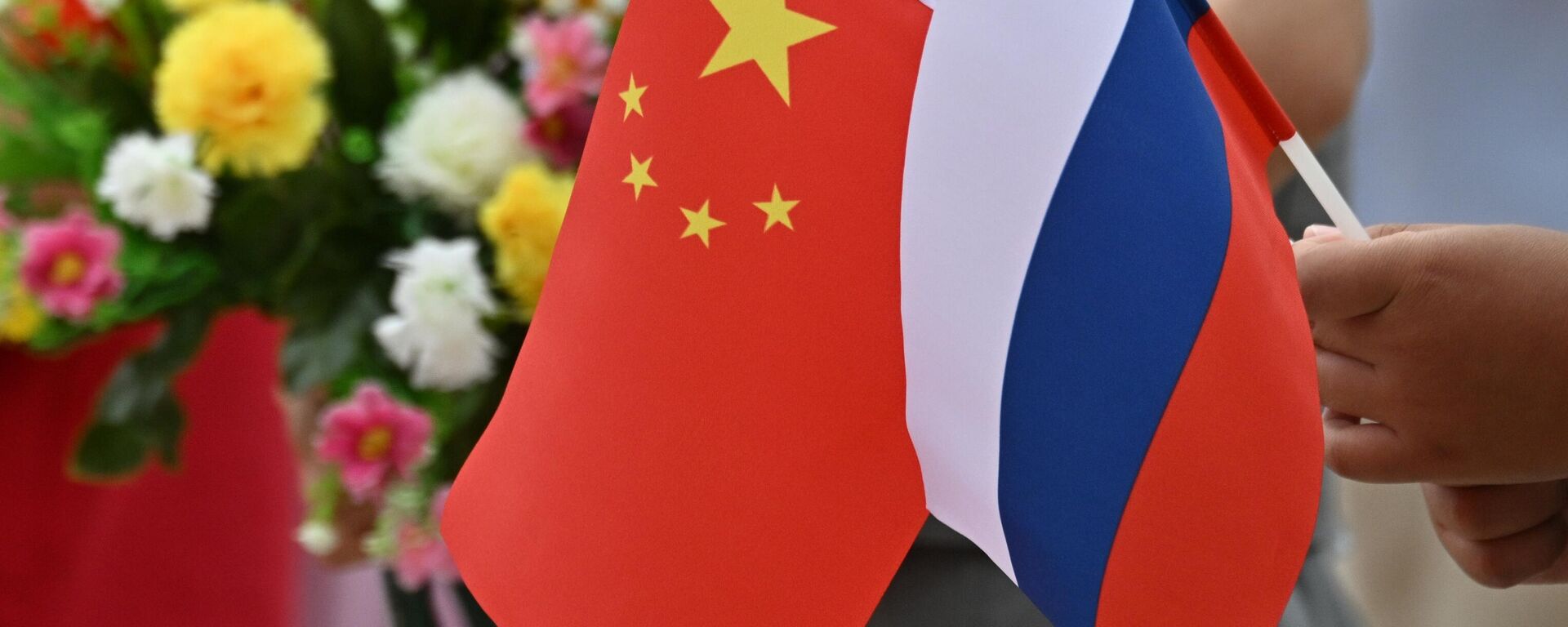 Russian and Chinese flags. File photo - Sputnik International, 1920, 06.11.2025
