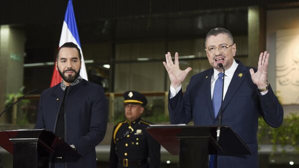 Costa Rica's President Rodrigo Chaves, right, speaks during honoring ceremony for El Salvador President Nayib Bukele - Sputnik International