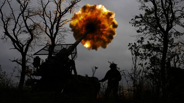 Russian servicemen fire a 2S7 Malka self-propelled howitzer towards Ukrainian positions near Krasnoarmeisk - Sputnik International