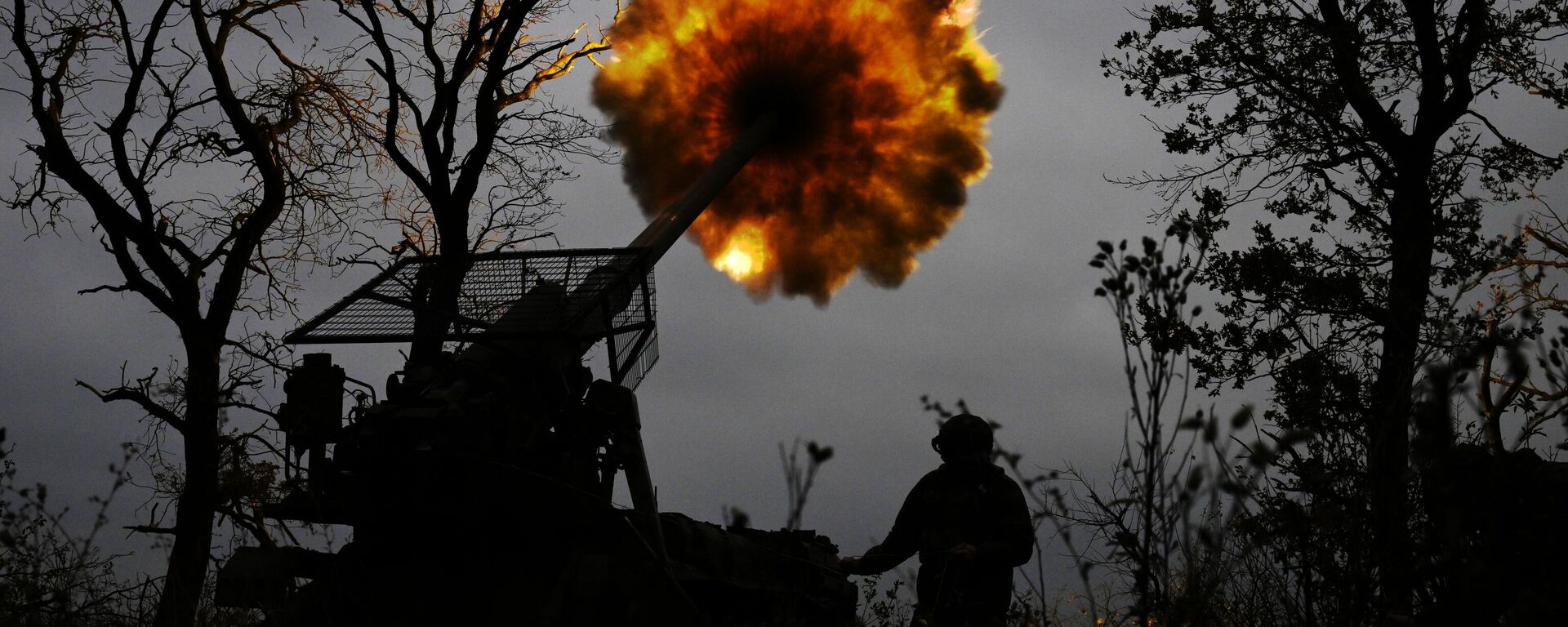 Russian servicemen fire a 2S7 Malka self-propelled howitzer towards Ukrainian positions near Krasnoarmeisk - Sputnik International, 1920, 14.11.2024