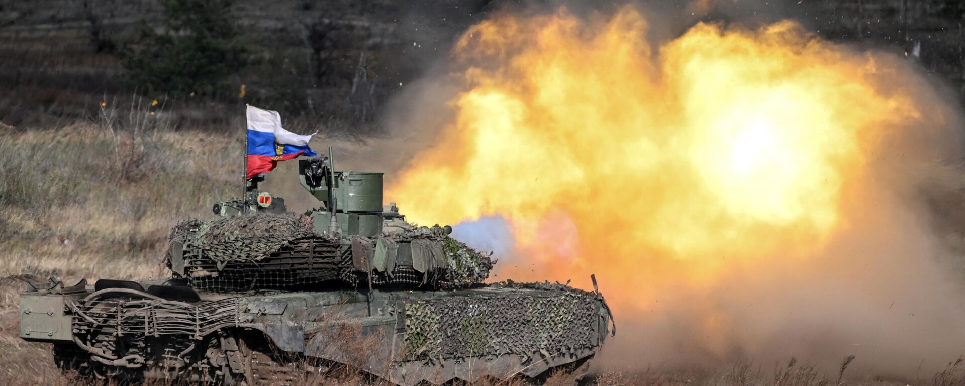 A Russian Army T-90 M Proryv (Breakthrough) tank fires at a training ground in the course of Russia's military operation - Sputnik International, 1920, 14.11.2024