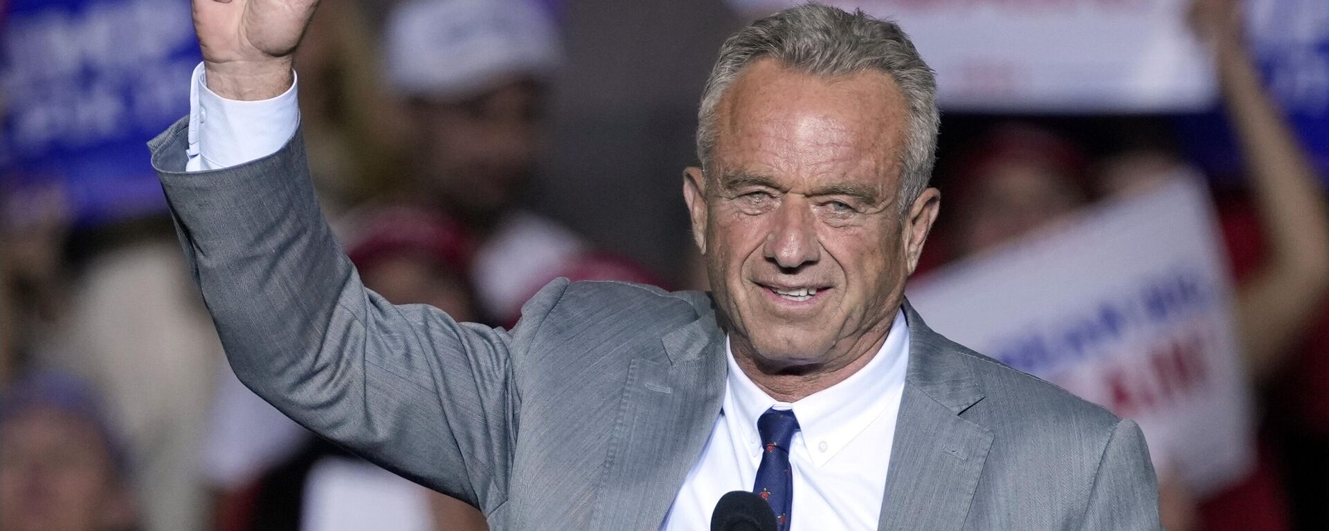 Robert F. Kennedy Jr., speaks before Republican presidential nominee former President Donald Trump at a campaign event Friday, Nov. 1, 2024, in Milwaukee - Sputnik International, 1920, 15.11.2024