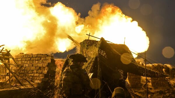 Russian servicemen of the Tsentr Group of Forces fire a Giatsint-S self-propelled howitzer towards Ukrainian positions in the Krasnoarmeysk (Pokrovsk) sector of the frontline amid Russia's military operation in Ukraine. - Sputnik International