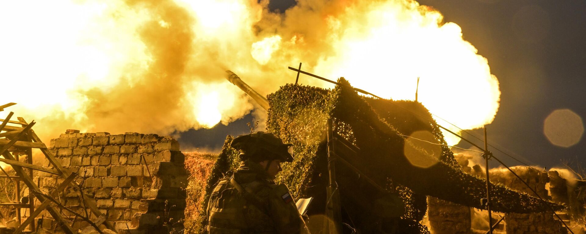 Russian servicemen of the Tsentr Group of Forces fire a Giatsint-S self-propelled howitzer towards Ukrainian positions in the Krasnoarmeysk (Pokrovsk) sector of the frontline amid Russia's military operation in Ukraine. - Sputnik International, 1920, 15.11.2024