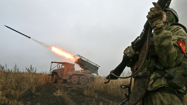 Russian servicemen of the Tsentr Group of Forces fire a BM-21 Grad multiple rocket launcher towards Ukrainian positions in the Krasnoarmeysk sector of the frontline amid Russia's military operation in Ukraine. - Sputnik International