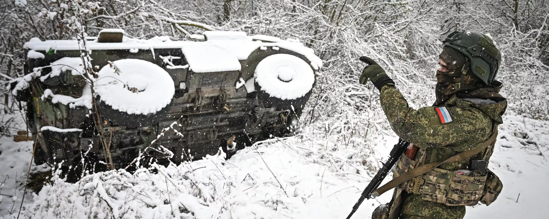 Russian forces operating in Kursk region inspect abandoned enemy armored vehicle. November 14, 2024. - Sputnik International, 1920, 17.11.2024