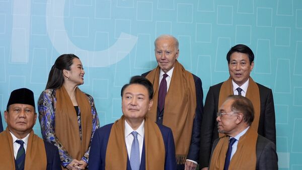 President Joe Biden stands in the back row, center, next to Thailand's Prime Minister Paetongtarn Shinawatra, left, and Vietnam's President Luong Cuong, right, above Indonesia's President Prabowo Subianto, below-left, South Korea's President Yoon Suk Yeol, below-center, and Malaysia's Prime Minster Anwar Ibrahim, below-right, as they pose with other APEC leaders for a family photograph at the APEC Summit in Lima, Peru on Saturday, Nov. 16, 2024. - Sputnik International