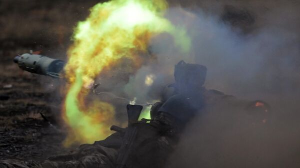 A Russian serviceman of the Tsentr Battlegroup fire an anti-tank missile launcher - Sputnik International