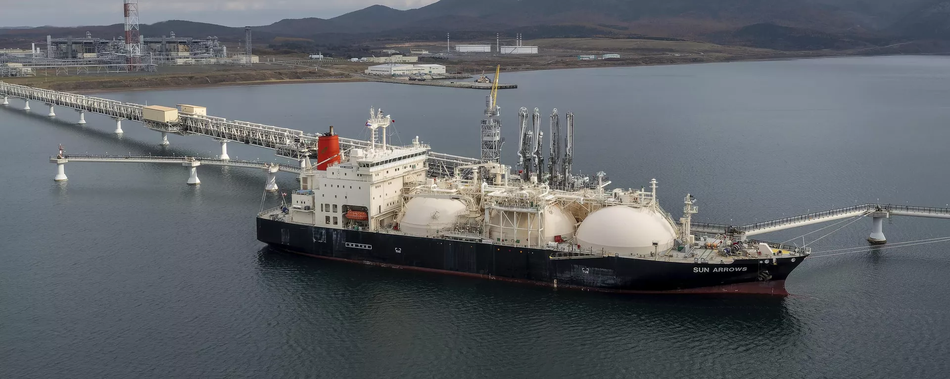 The tanker Sun Arrows loads its cargo of liquefied natural gas from the Sakhalin-2 project in the port of Prigorodnoye, Russia, on Friday, Oct. 29, 2021 - Sputnik International, 1920, 07.01.2025