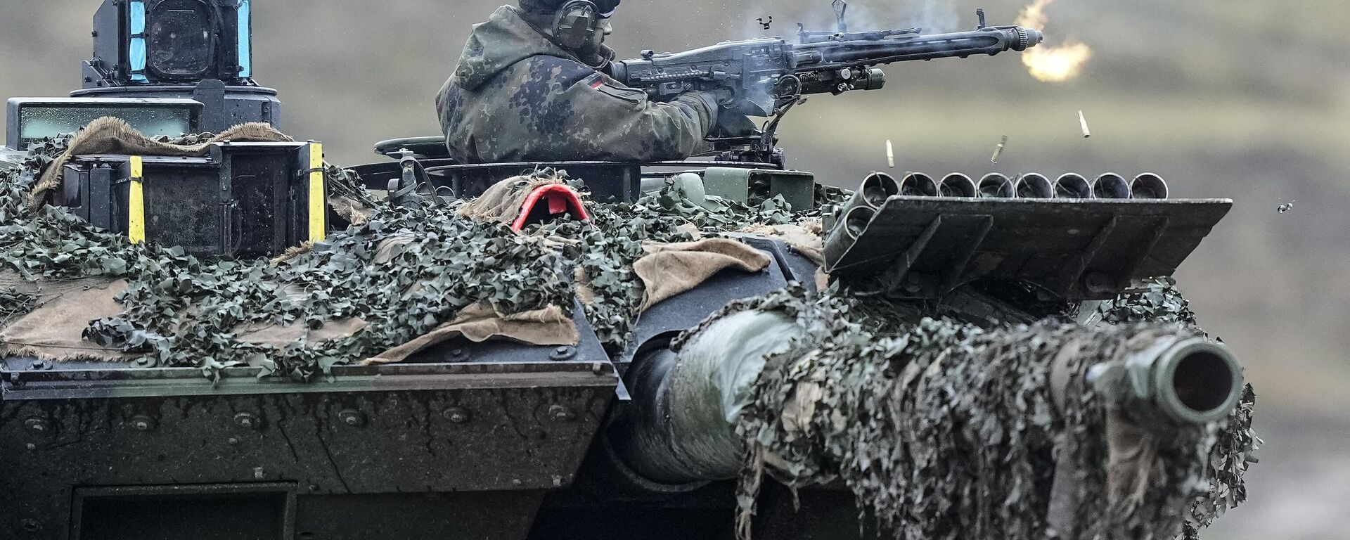 A soldier on a Leopard 2 tank fires during a visit of German Defense Minister Boris Pistorius at the Bundeswehr tank battalion 203 at the Field Marshal Rommel Barracks in Augustdorf, Germany, Wednesday, Feb. 1, 2023.  - Sputnik International, 1920, 22.11.2024