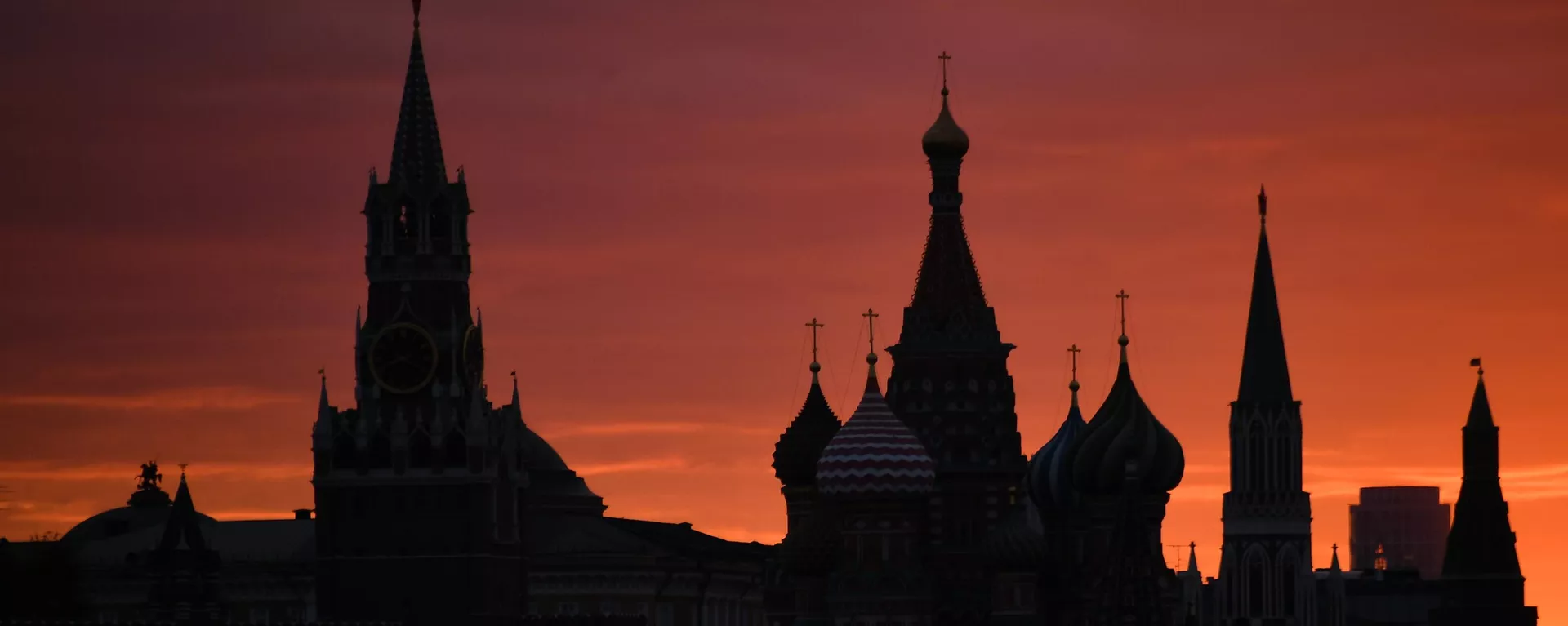 Sunset over Saint Basil's Cathedral and Spasskaya Tower in Moscow, Russia. - Sputnik International, 1920, 22.11.2024