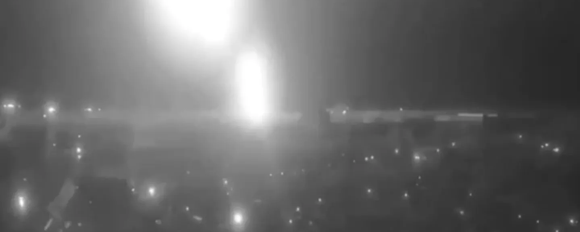 Screenshot of social media video showing Russia's Oreshnik hypersonic ballistic missile system targeting a major defense-related enterprise in Dnepropetrovsk, Ukraine. - Sputnik International, 1920, 28.11.2024