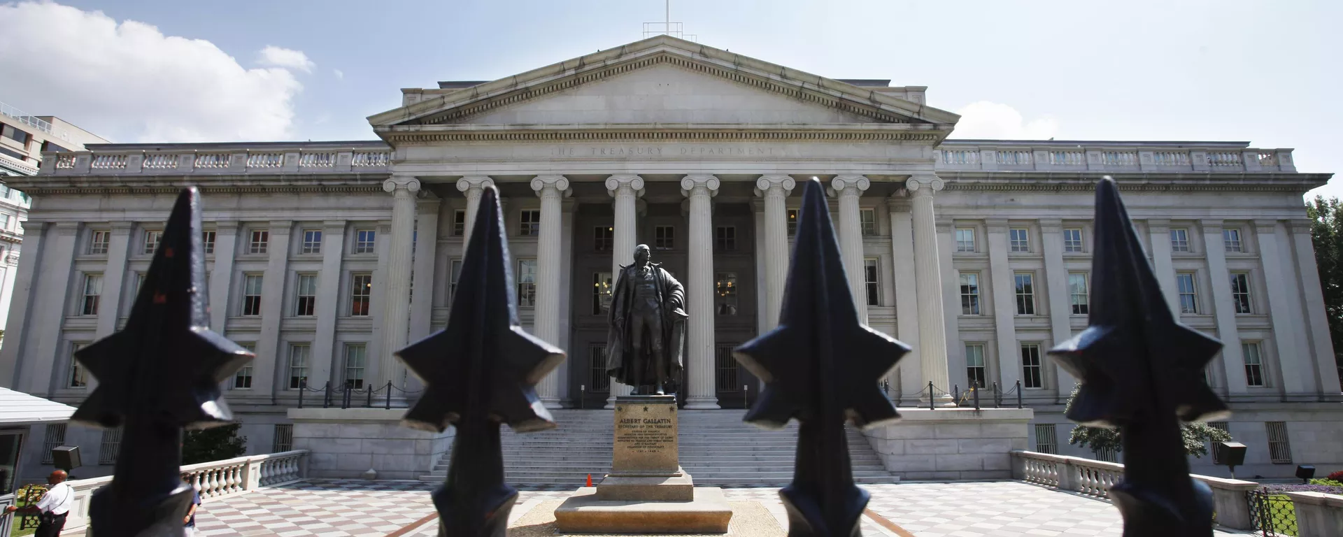 A statue of former Treasury Secretary Albert Gallatin stands outside the Treasury Building in Washington.  - Sputnik International, 1920, 24.11.2024