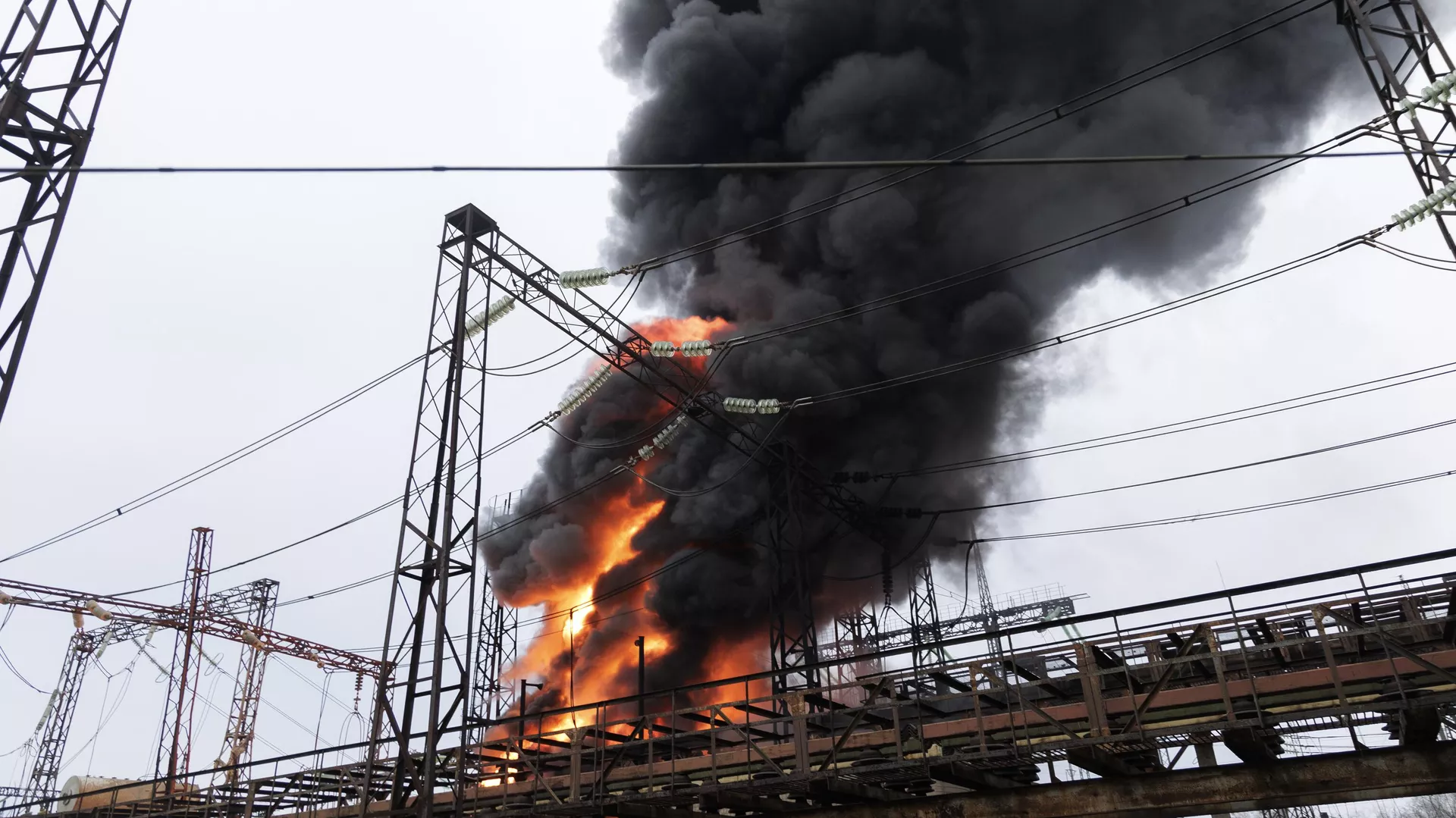 Flames and smoke rise from a blaze at an electricity facility after a Russian attack in Kharkov, Ukraine, March 22, 2024.  - Sputnik International, 1920, 24.11.2024