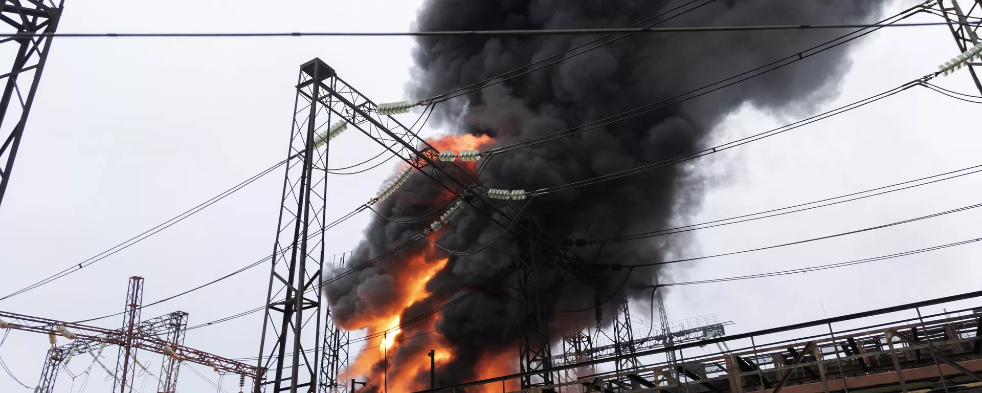 Flames and smoke rise from a blaze at an electricity facility after a Russian attack in Kharkov, Ukraine, March 22, 2024.  - Sputnik International, 1920, 24.11.2024