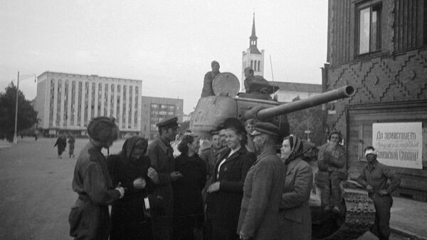 Residents of Tallinn, Estonia speak to Soviet tankers amid the city's liberation from Nazi forces, September 21, 1944. - Sputnik International