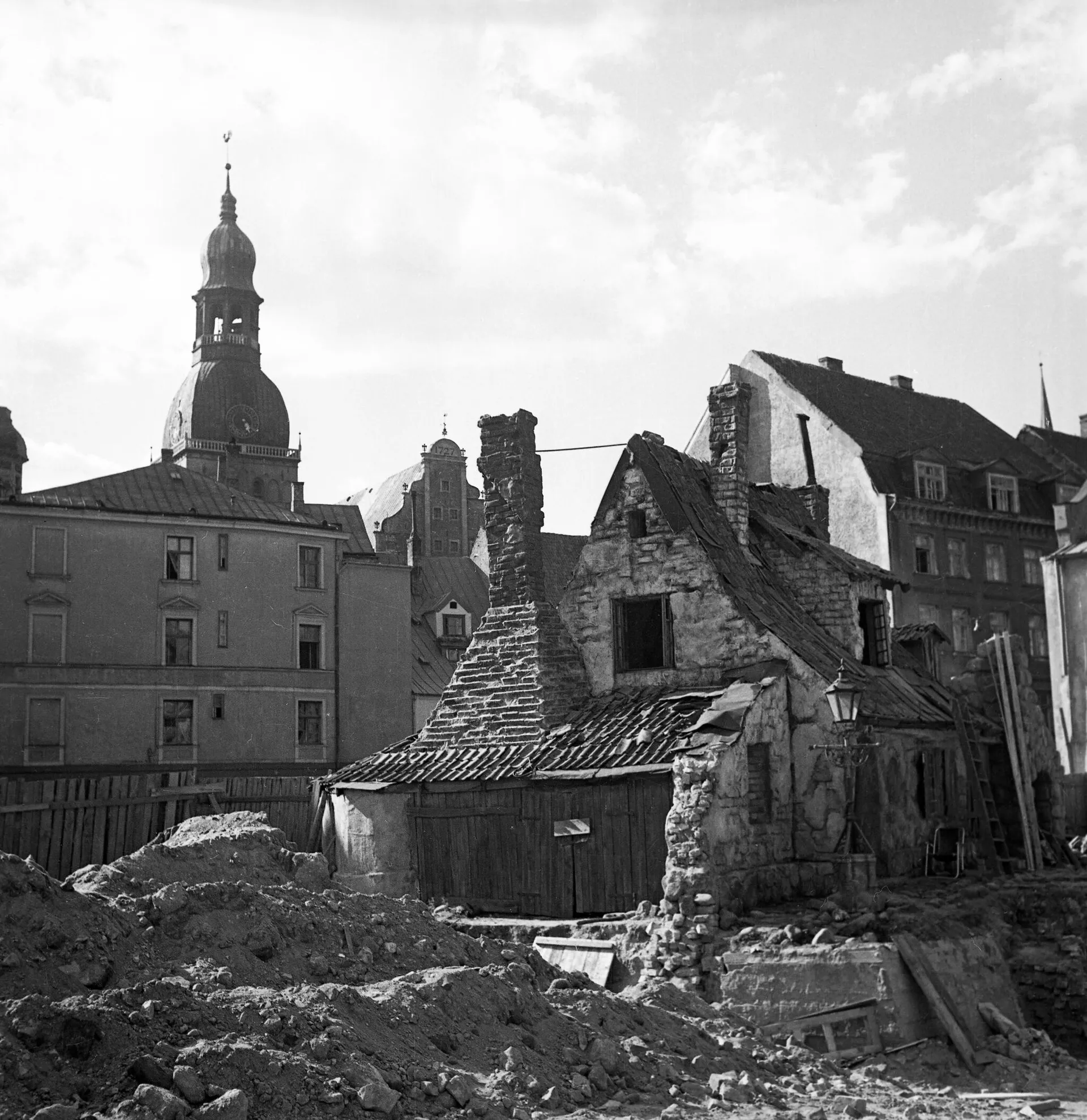 Ruins in the ancient Latvian capital of Riga, which suffered greatly in fierce street-to-street and house-to-house fighting between German and Soviet forces in September and October 1944. Significant resources were committed toward painstakingly rebuilding the Old City after the war. - Sputnik International, 1920, 24.11.2024