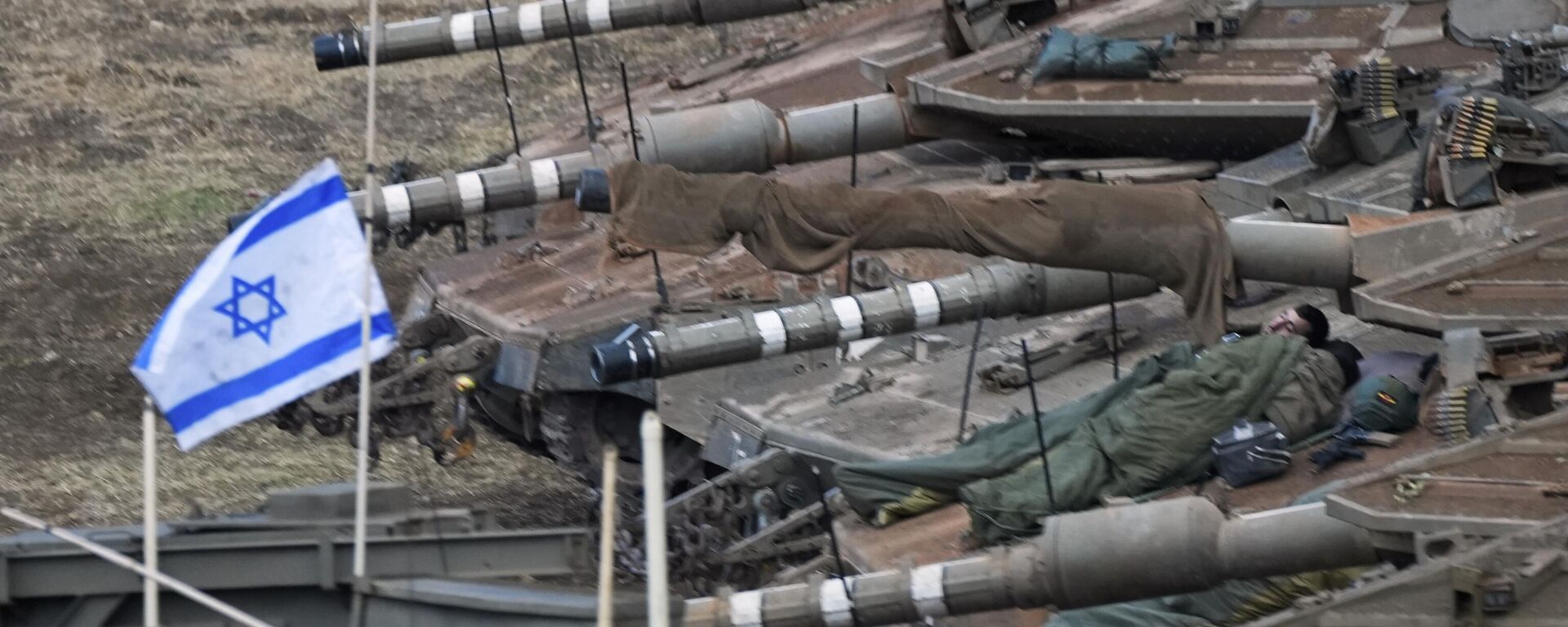 Israeli soldiers sleep on tanks in a staging area in northern Israel near the Israel-Lebanon border. - Sputnik International, 1920, 26.01.2026