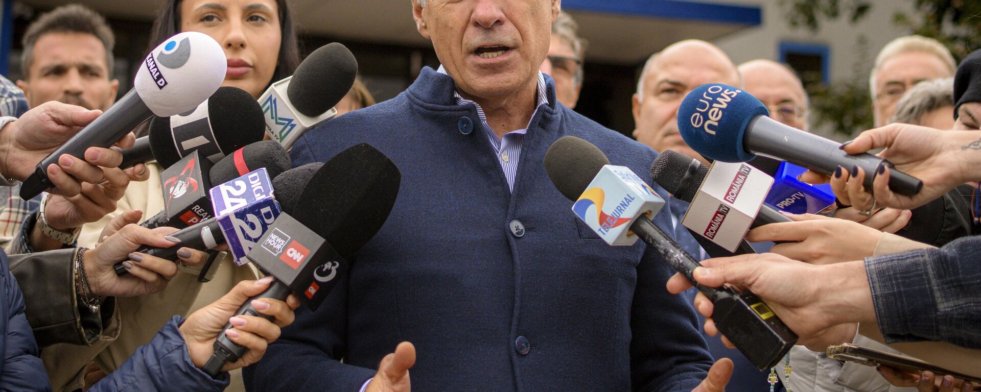 Calin Georgescu, running as an independent candidate for president, speaks to media after registering his bid in the country's presidential elections, in Bucharest, Romania, Tuesday, Oct. 1, 2024.  - Sputnik International, 1920, 25.11.2024