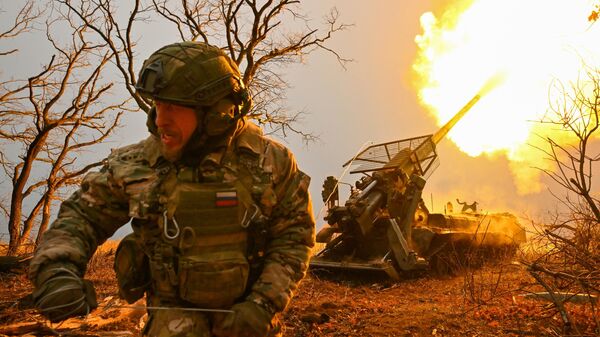 Russian servicemen of the Tsentr Battlegroup of forces fire a 2S7 Malka self-propelled howitzer towards Ukrainian positions - Sputnik International