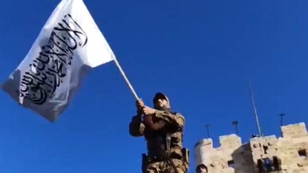 Terrorist militant poses near Aleppo's UNESCO World Heritage Site Citadel during jihadist advance on the city. - Sputnik International