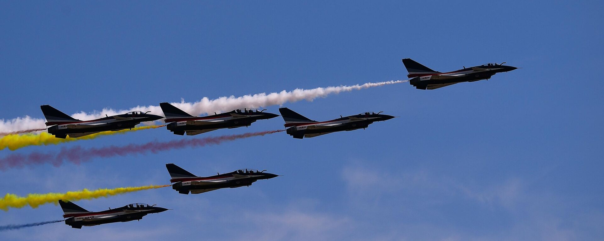 China's August 1st aerobatic team flies J-10 fourth-generation multirole fighter jets at the closing ceremony of the 2018 Army International Military Technical Forum - Sputnik International, 1920, 01.12.2024