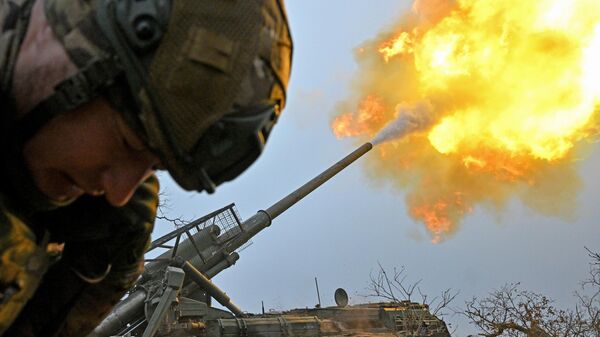 Russian servicemen of the Tsentr group of forces fire a 2S7 Malka self-propelled howitzer towards Ukrainian positions in the Krasnoarmeysk (Pokrovsk) sector of the frontline amid Russia's military operation in Ukraine. - Sputnik International