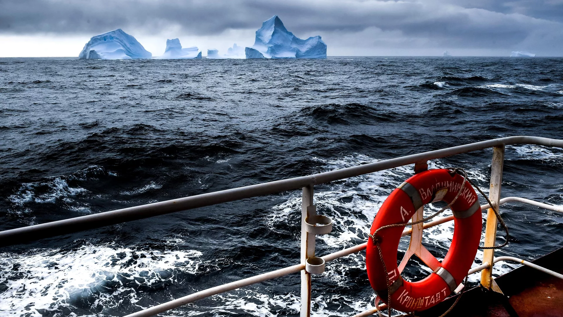 Icebergs are seen not far from Alexander I Island from the deck of the Russian oceanographic research vessel Admiral Vladimirsky during an expedition to the shores of Antarctica. - Sputnik International, 1920, 01.12.2024