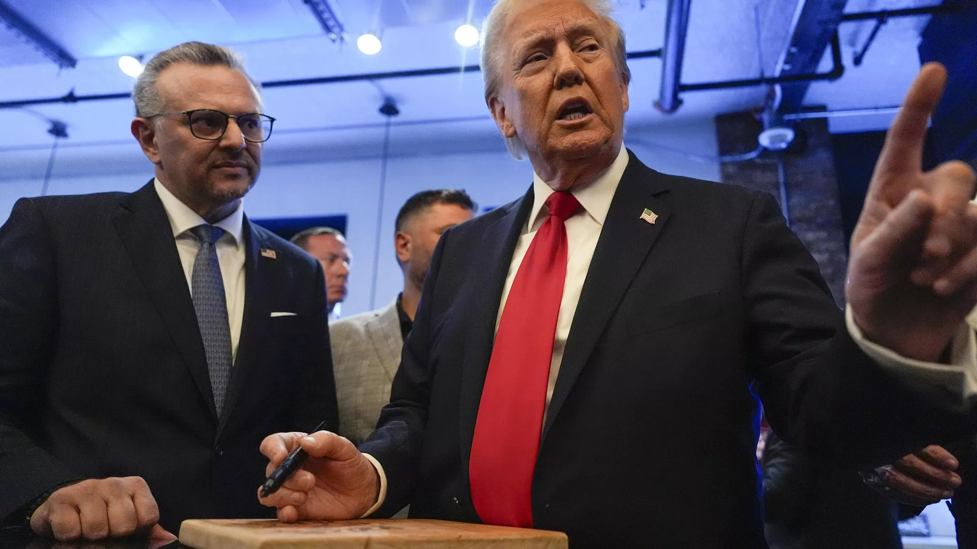 Donald Trump signs autographs next to Massad Boulos during a visit to The Great Commoner, Friday, Nov. 1, 2024, in Dearborn, Mich. - Sputnik International, 1920, 02.12.2024