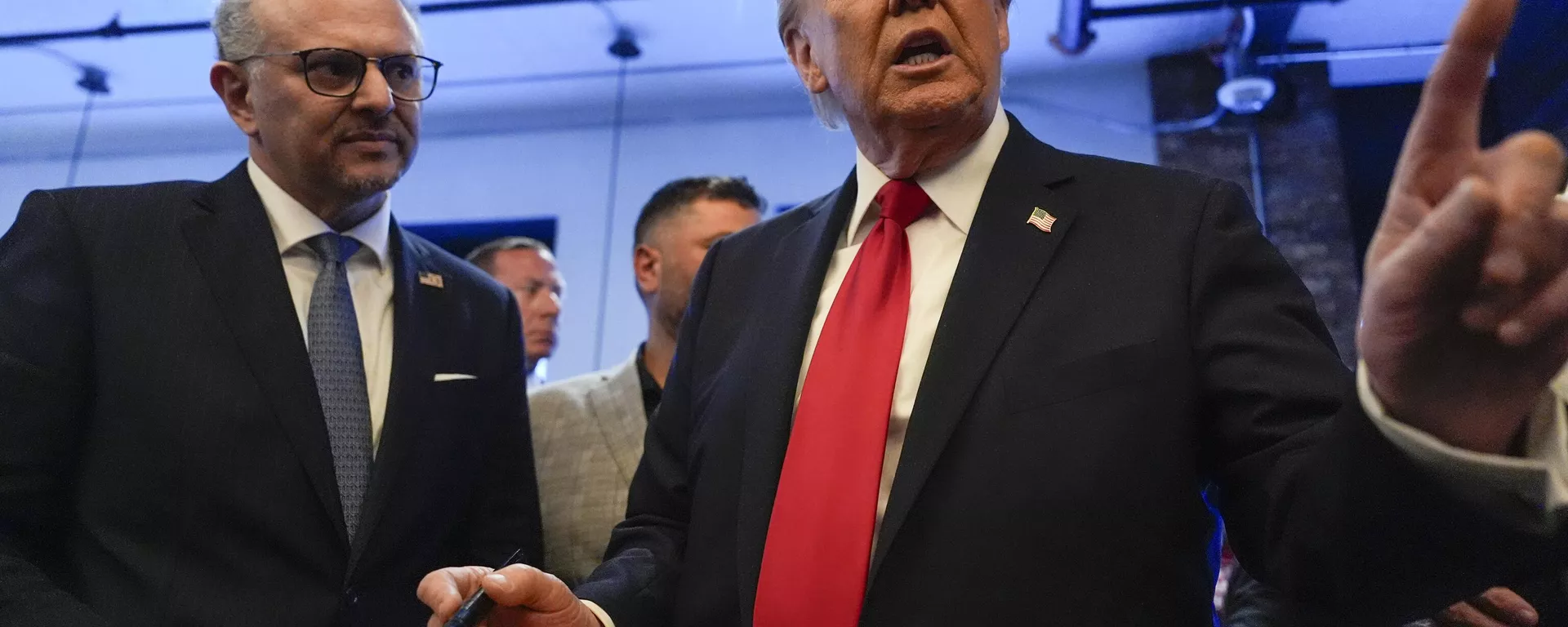 Donald Trump signs autographs next to Massad Boulos during a visit to The Great Commoner, Friday, Nov. 1, 2024, in Dearborn, Mich. - Sputnik International, 1920, 02.12.2024